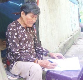 Trao tiền từ thiện