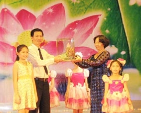 Cúp Liên hoan Búp Sen Hồng được trao cho tỉnh Bà Rịa - Vũng Tàu - đơn vị đăng cai tổ chức liên hoan lần thứ 17