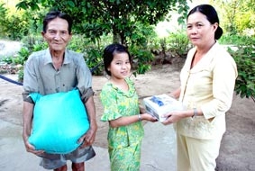 Trao tiền từ thiện