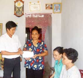 Trao tiền từ thiện