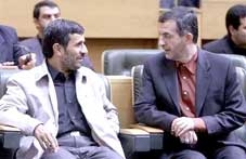 Tổng thống Iran “tứ bề thọ địch”