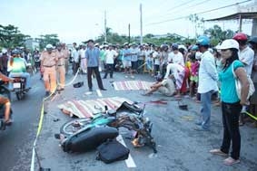 Xe máy gây tai nạn, 2 người chết