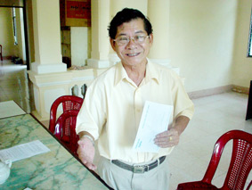 Trao tiền từ thiện