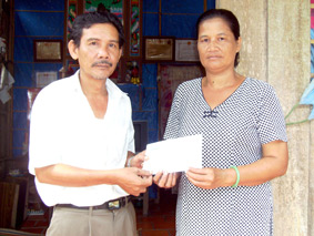 Trao tiền từ thiện