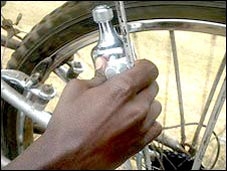 Sạc “dế” bằng... xe đạp