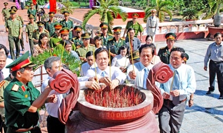 Đồng chí Trương Tấn Sang dự lễ truy điệu và an táng 300 hài cốt liệt sĩ nhà lao Cây Dừa (Phú Quốc)