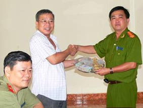 Trao trả tang vật vụ cướp tiệm vàng Quốc Thắng