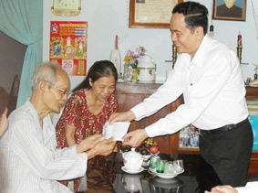 Lãnh đạo Đảng, Nhà nước đặt vòng hoa tưởng niệm các Anh hùng liệt sĩ và viếng Chủ tịch Hồ Chí Minh