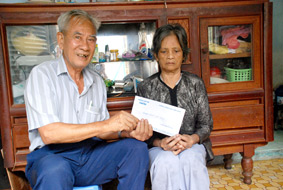 Trao tiền từ thiện