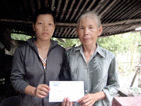 Trao tiền từ thiện