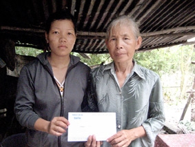 Trao tiền từ thiện