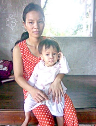 Hai bé thơ cần được điều trị bệnh