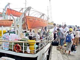 Những người chở tình thương ra đảo!