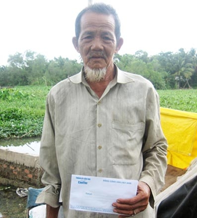 Trao tiền từ thiện