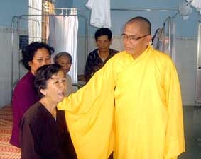 Một nhà sư hết lòng vì người nghèo