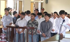 Thạch Quân và đồng bọn ra hầu tòa