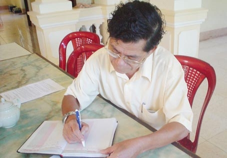 Trao tiền từ thiện