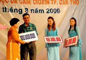 Ủng hộ các nạn nhân chất độc da cam 6,5 tỉ đồng và 3.000USD