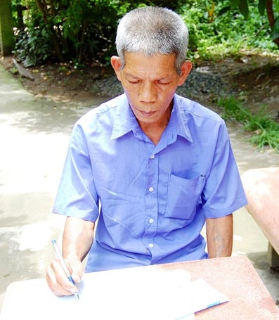 Trao tiền từ thiện