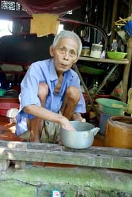 Hãy giúp đỡ hai cụ già neo đơn, bệnh tật