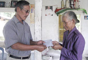 Trao tiền từ thiện