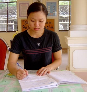 Trao tiền từ thiện