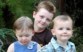 Cặp song sinh “cứu tinh” ở Anh