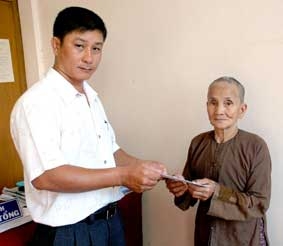 Trao tiền từ thiện