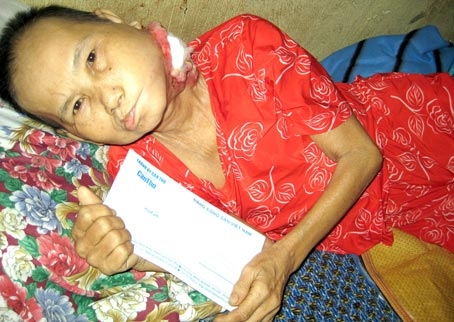 Trao tiền từ thiện