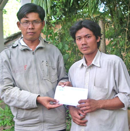 Trao tiền từ thiện