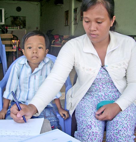 Trao tiền từ thiện