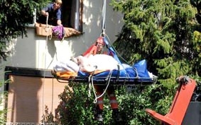 Ra khỏi nhà phải nhờ cần cẩu