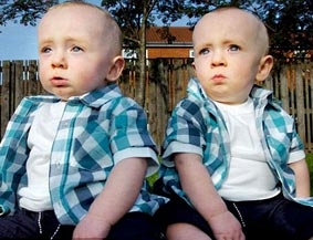 Anh em cách nhau 51 giờ tuổi