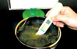 Ăn uống lành mạnh hơn với que đo nồng độ muối