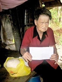 Trao tiền từ thiện