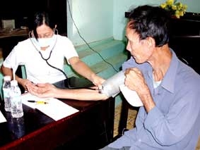 Hơn 500 người nghèo được khám bệnh, cấp thuốc miễn phí