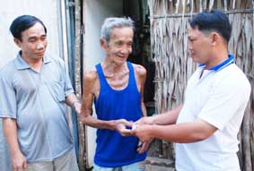 Trao tiền từ thiện