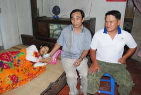 Trao tiền từ thiện