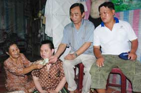 Trao tiền từ thiện