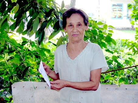 Trao tiền từ thiện