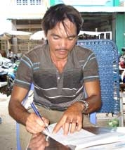 Trao tiền từ thiện