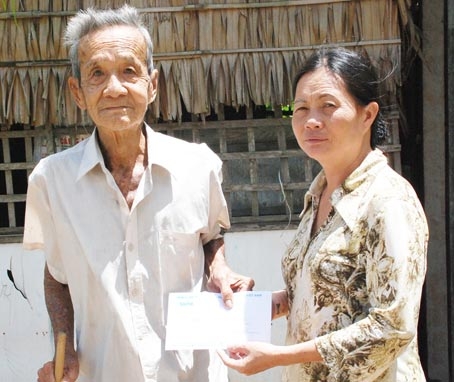 Trao tiền từ thiện