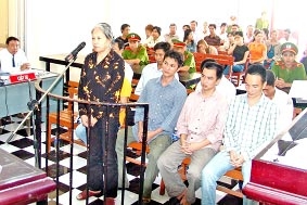 Lưu hành tiền giả<br>
9 bị cáo lãnh án 70 năm tù