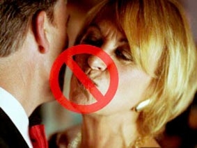 Bỏ hôn xã giao vì cúm A?