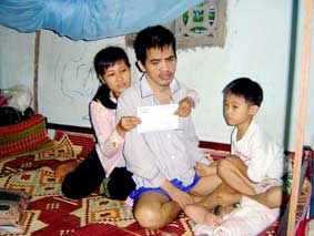 Trao tiền từ thiện