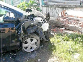 Có rượu, lái ô tô tông vào tường rào, 5 người bị thương