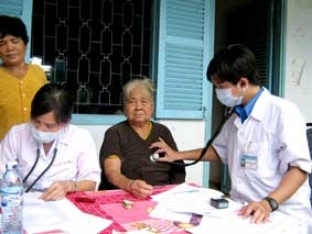 Khám bệnh, phát thuốc miễn phí 
cho 440 bệnh nhân nghèo