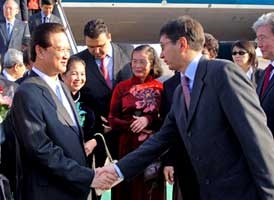 Thủ tướng Nguyễn Tấn Dũng bắt đầu chuyến thăm chính thức Kazakhstan