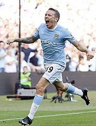 "Huynh đệ" thành Manchester "tương tàn"