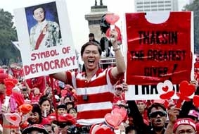 Hàng chục nghìn người "áo đỏ" tuần hành ở thủ đô